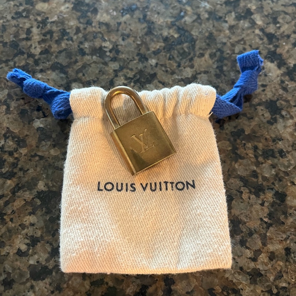 LOUIS VUITTON LOCK ❤️❤️